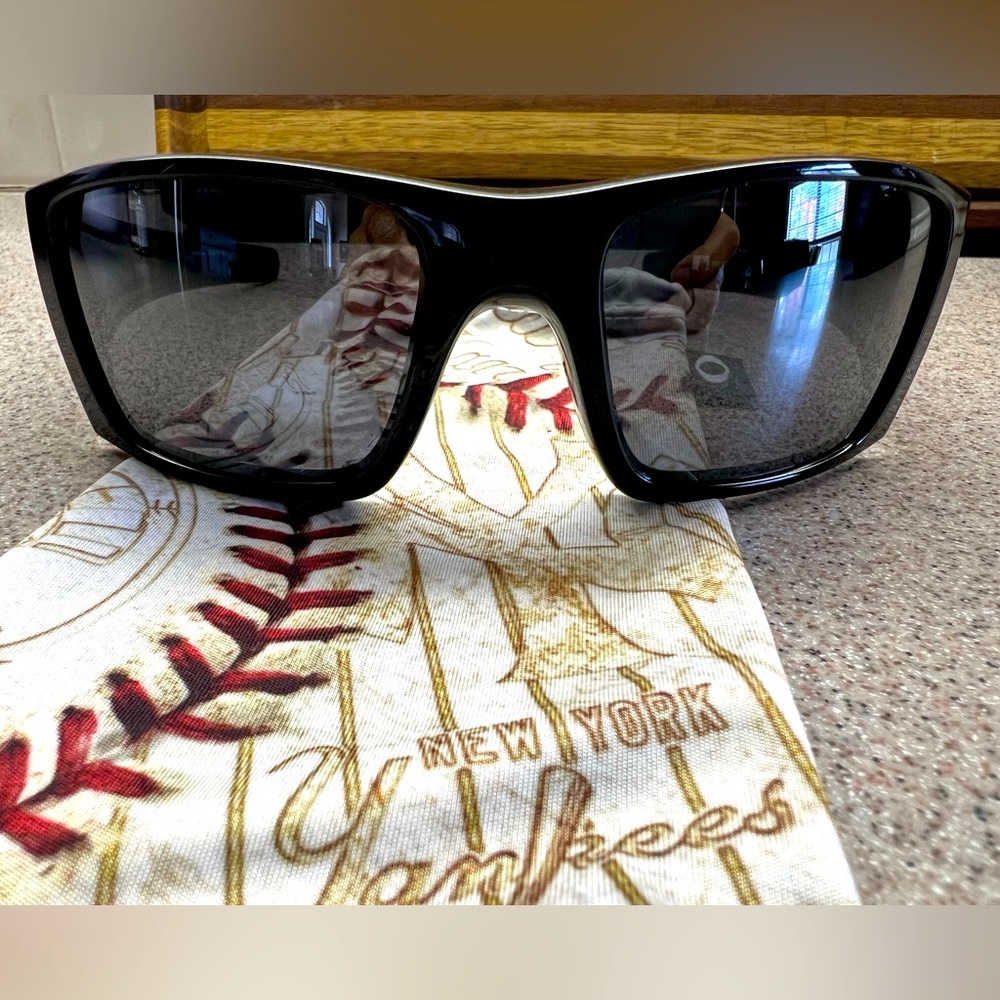 Oakley Fuel Cell Men's MLB Yankees Sunglasses - EUC!